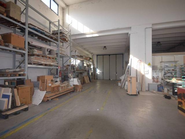 Locale Commerciale in affitto a Marche, Ancona