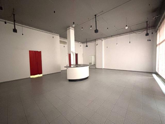 Locale Commerciale in affitto a Piemonte, Novara