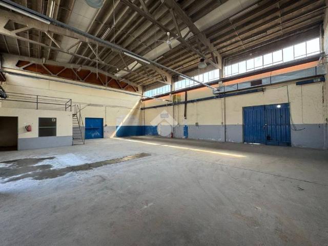 Locale Commerciale in affitto a Piemonte, Novara