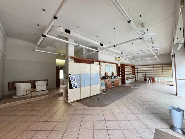 Locale Commerciale in affitto a Piemonte, Novara
