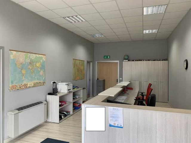 Locale Commerciale in affitto a Marche, Macerata