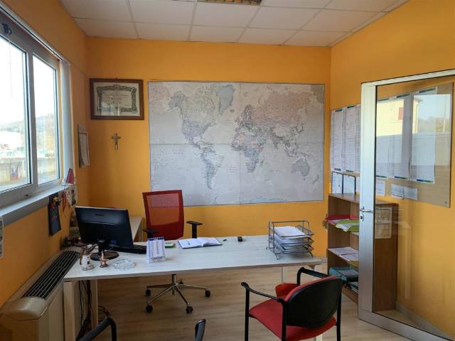 Locale Commerciale in affitto a Marche, Macerata