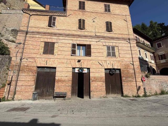 Locale Commerciale in affitto a Marche, Macerata