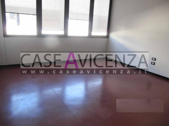 Locale Commerciale in affitto a Santa Maria di Camisano, Camisano Vicentino