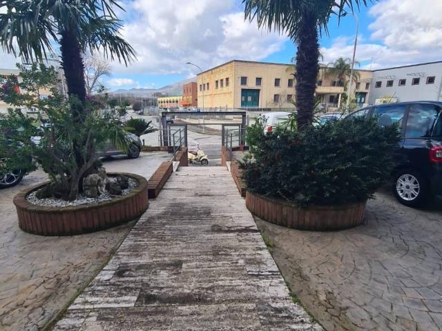 Locale Commerciale in affitto a Campagna, Campania