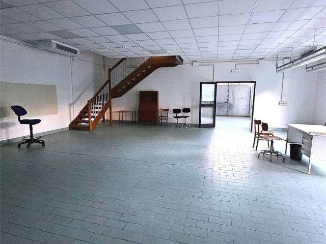 Locale Commerciale in affitto a Pianura Reggiana, Re