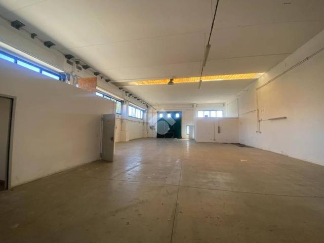 Locale Commerciale in affitto a Pianura Reggiana, Re