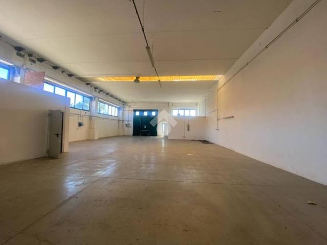 Locale Commerciale in affitto a Pianura Reggiana, Re