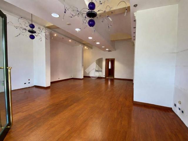 Locale Commerciale in affitto a Val d’Enza, Re