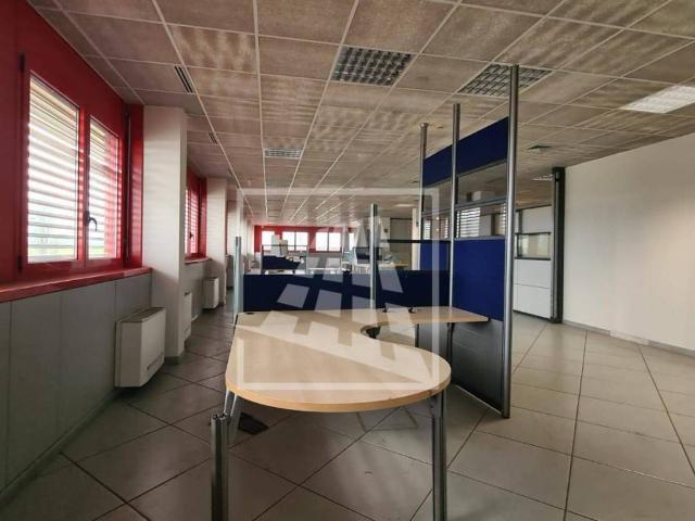 Locale Commerciale in affitto a Val d’Enza, Re