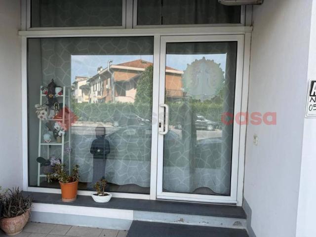 Locale Commerciale in affitto a Campi Bisenzio, Toscana