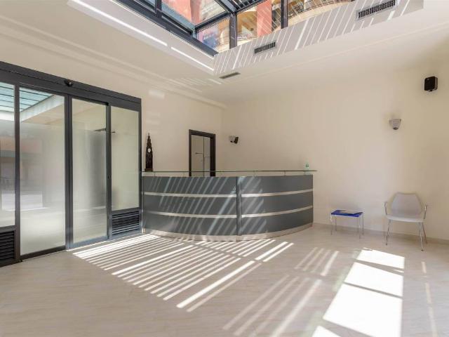 Locale Commerciale in affitto a La Villa, Campi Bisenzio