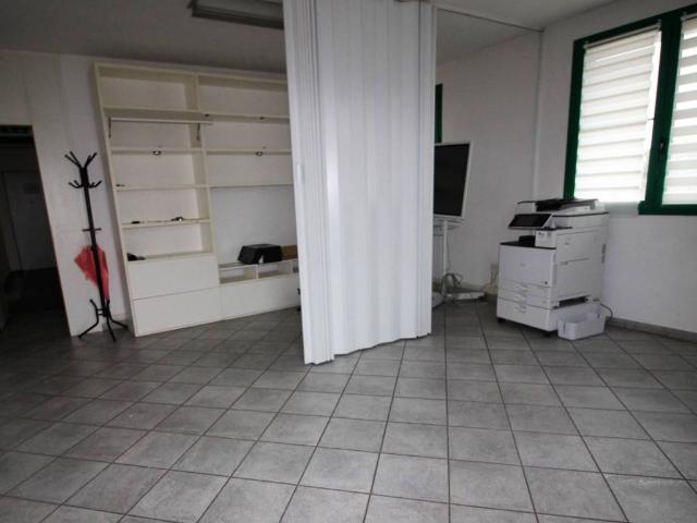 Locale Commerciale in affitto a Santa Maria, Campi Bisenzio