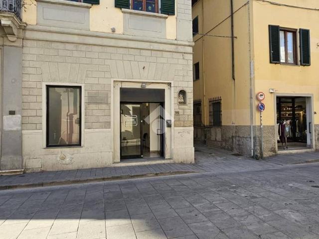 Locale Commerciale in affitto a Santa Maria, Campi Bisenzio