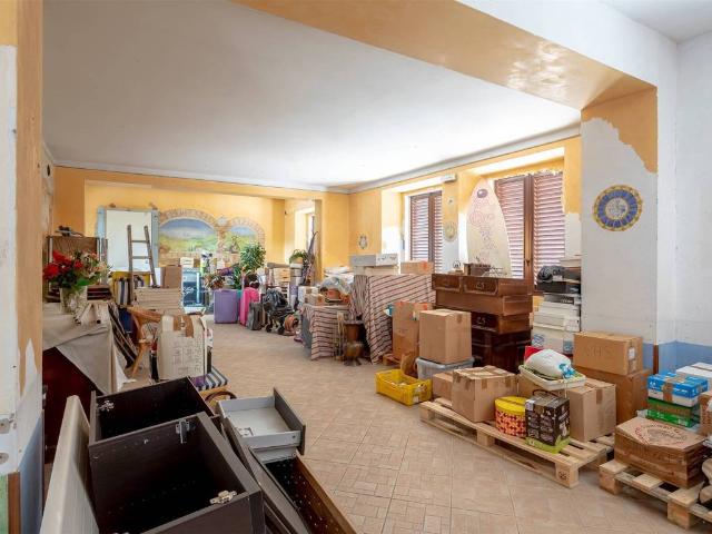 Locale Commerciale in affitto a Santa Maria, Campi Bisenzio