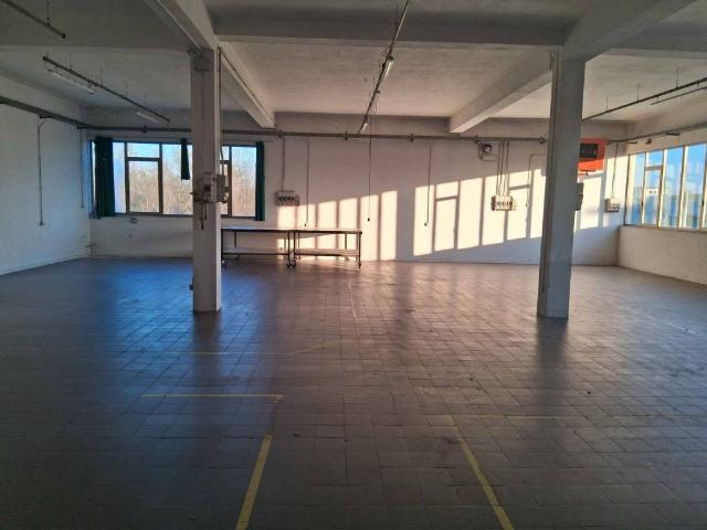Locale Commerciale in affitto a San Donnino, Campi Bisenzio