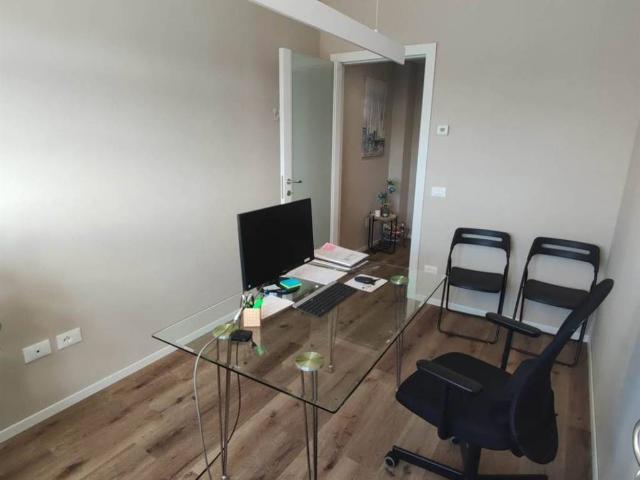 Locale Commerciale in affitto a Santa Maria, Campi Bisenzio