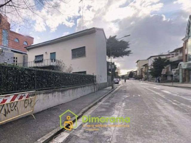 Locale Commerciale in affitto a San Lorenzo, Campi Bisenzio