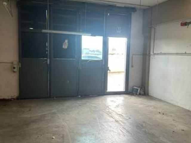 Locale Commerciale in affitto a La Villa, Campi Bisenzio