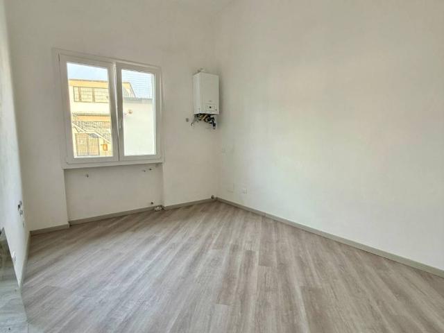 Locale Commerciale in affitto a Prataccio, Campi Bisenzio