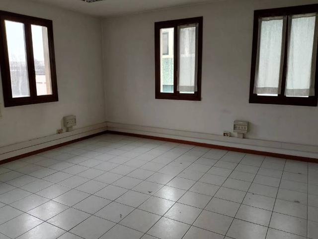 Locale Commerciale in affitto a Campi Bisenzio, Toscana