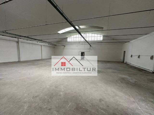 Locale Commerciale in affitto a La Villa, Campi Bisenzio