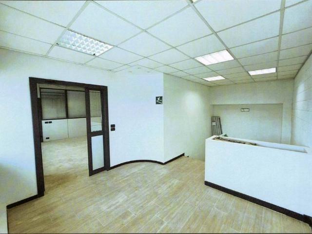 Locale Commerciale in affitto a Fornello, Campi Bisenzio