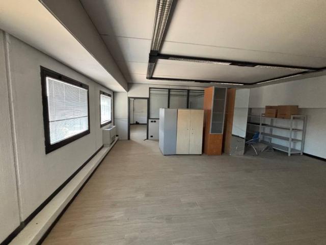 Locale Commerciale in affitto a La Villa, Campi Bisenzio