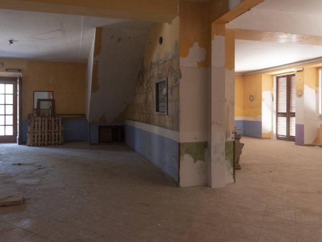 Locale Commerciale in affitto a San Donnino, Campi Bisenzio