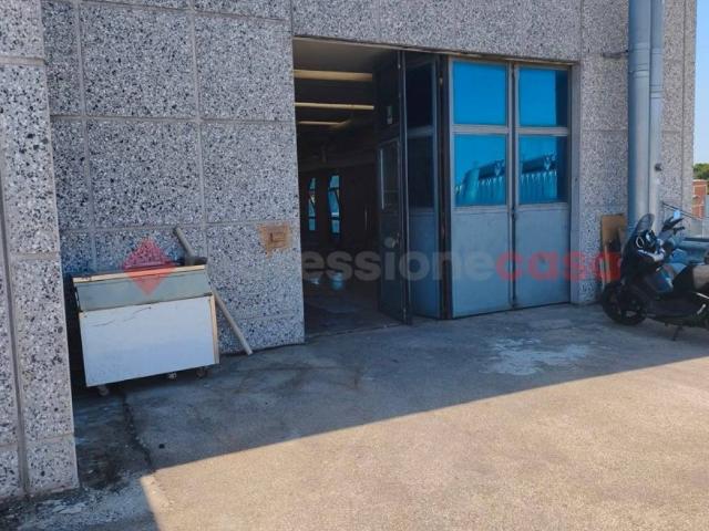 Locale Commerciale in affitto a La Villa, Campi Bisenzio