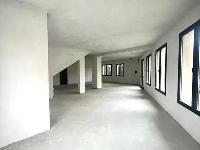 Locale Commerciale in affitto a La Villa, Campi Bisenzio