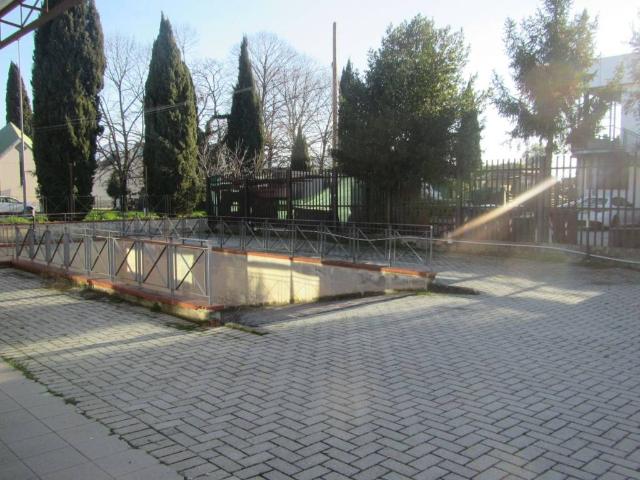 Locale Commerciale in affitto a Campi Bisenzio, Toscana