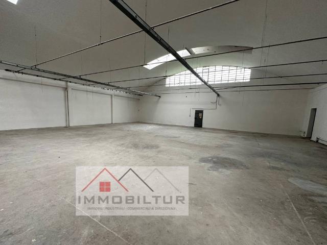 Locale Commerciale in affitto a La Villa, Campi Bisenzio