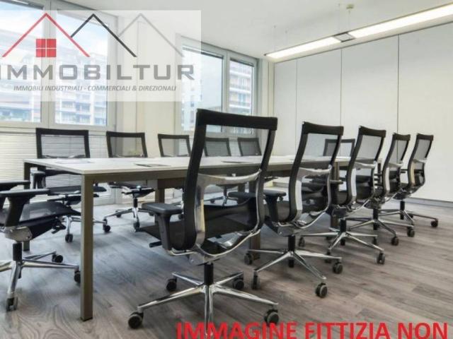 Locale Commerciale in affitto a La Villa, Campi Bisenzio