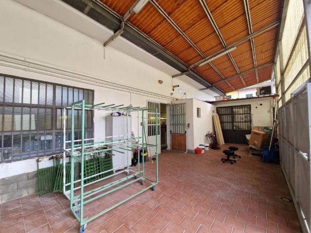 Locale Commerciale in affitto a Santa Maria, Campi Bisenzio