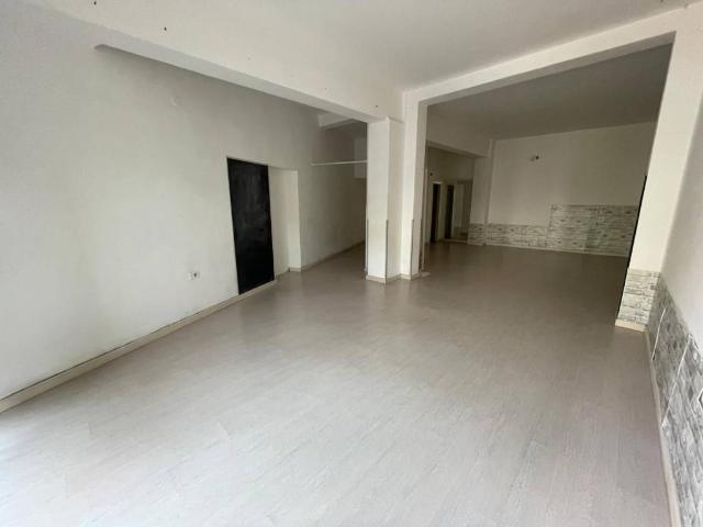Locale Commerciale in affitto a Venturina Terme, Campiglia Marittima