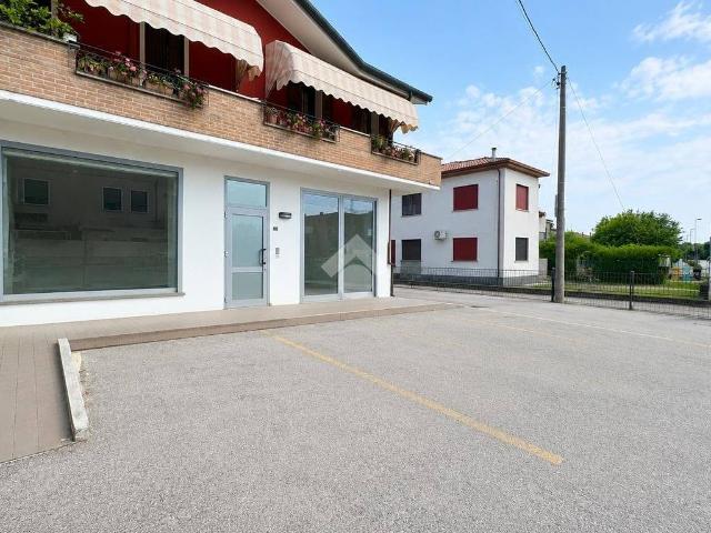 Locale Commerciale in affitto a Campo San Martino, Veneto
