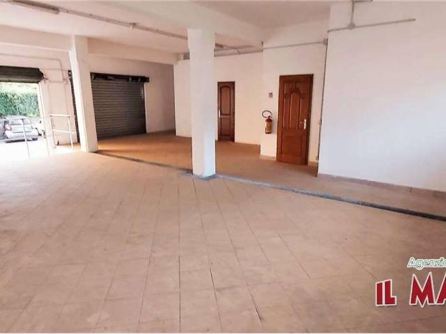 Locale Commerciale in affitto a Campomorone, Liguria