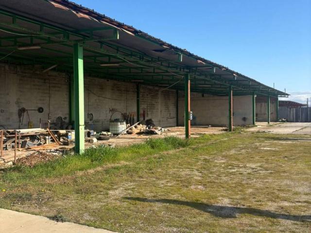 Locale Commerciale in affitto a Cancello Ed Arnone, Campania