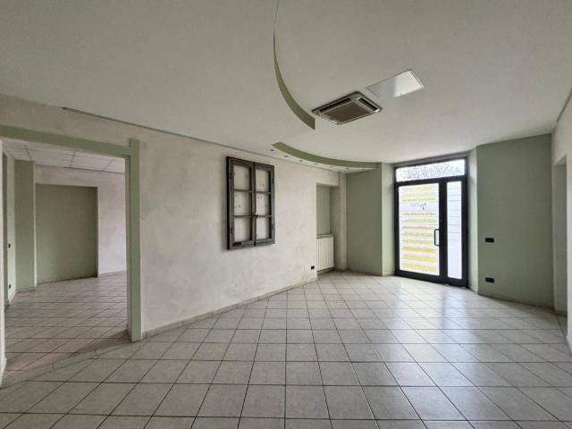 Locale Commerciale in affitto a Piemonte, Asti