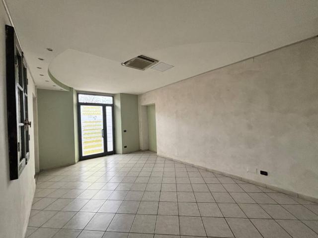Locale Commerciale in affitto a Piemonte, Asti
