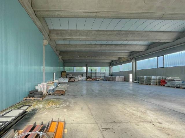 Locale Commerciale in affitto a Canonica D'adda, Lombardia
