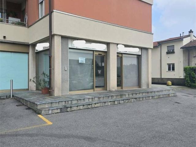 Locale Commerciale in affitto a Cantù, Lombardia