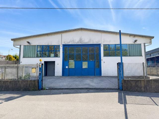 Locale Commerciale in affitto a Villaggio Trieste, Cantù