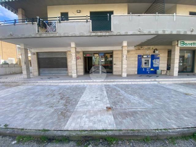 Locale Commerciale in affitto a Capaccio, Campania