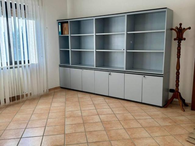 Locale Commerciale in affitto a Camigliano Santa Gemma, Capannori
