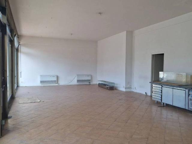 Locale Commerciale in affitto a Capannori, Lucca