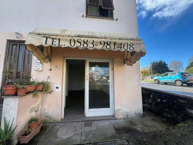 Locale Commerciale in affitto a Santa Margherita, Capannori