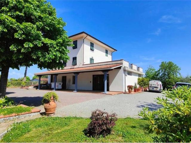 Locale Commerciale in affitto a Castelvecchio di Compito, Capannori