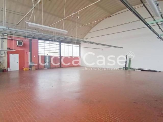 Locale Commerciale in affitto a Camigliano Santa Gemma, Capannori